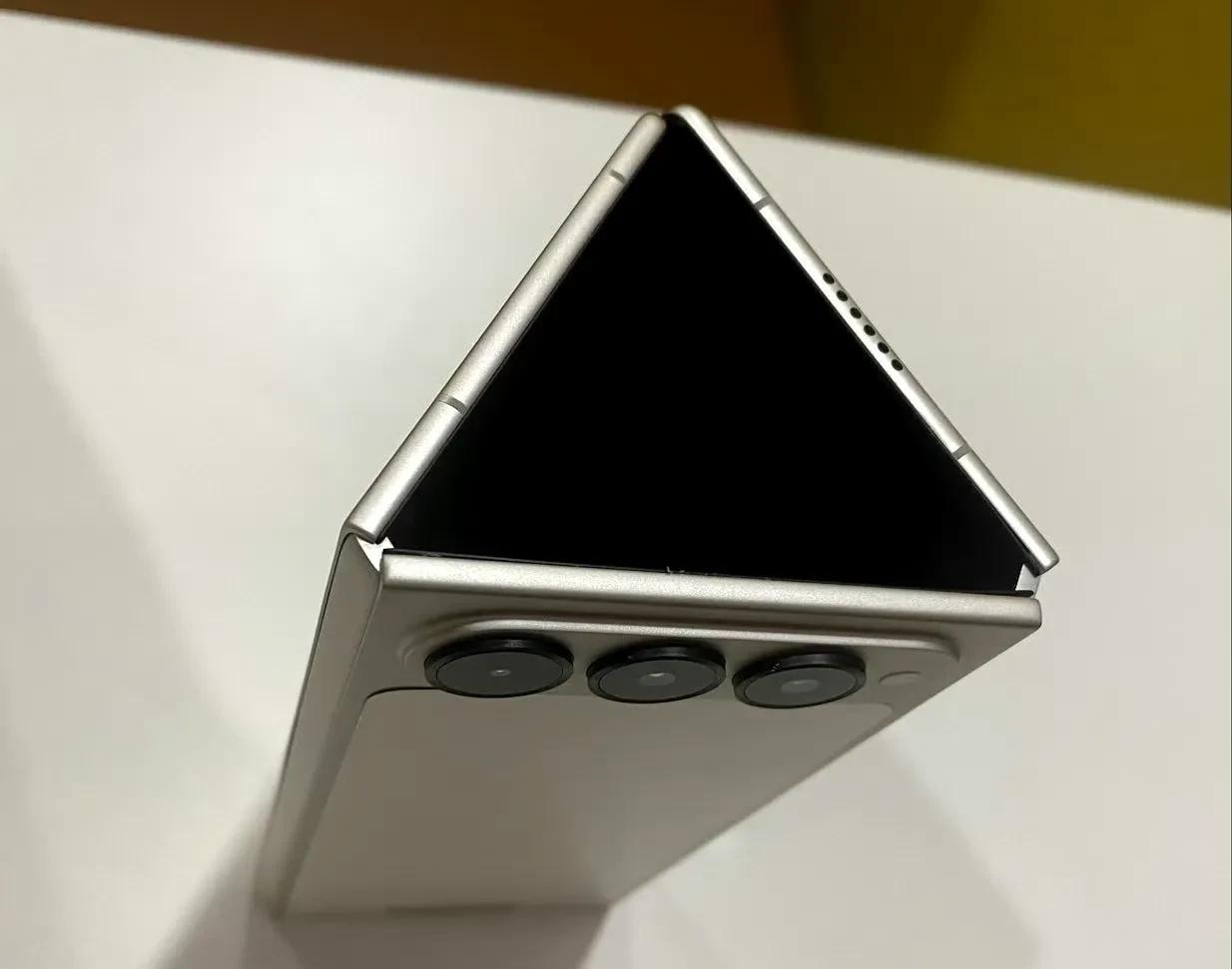 传音首款三折叠手机PhantomUltimateGFold真机曝光，采用独