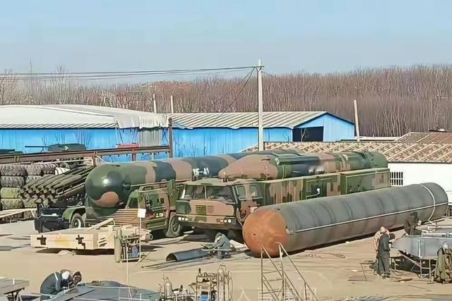 美国终于能安枕无忧了，原来中国的东风-41洲际导弹竟是这样的。一张照片在海外