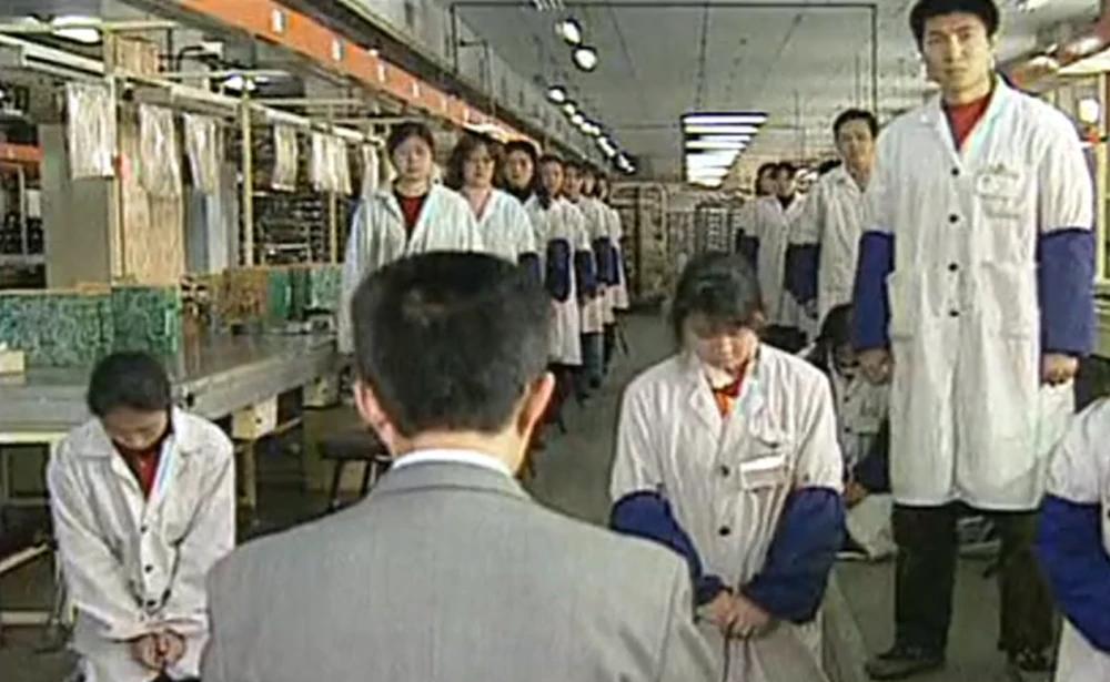 1995年，一名韩国女老板走进车间，大喊让所有人跪下，看到众人不愿意，她双手按着