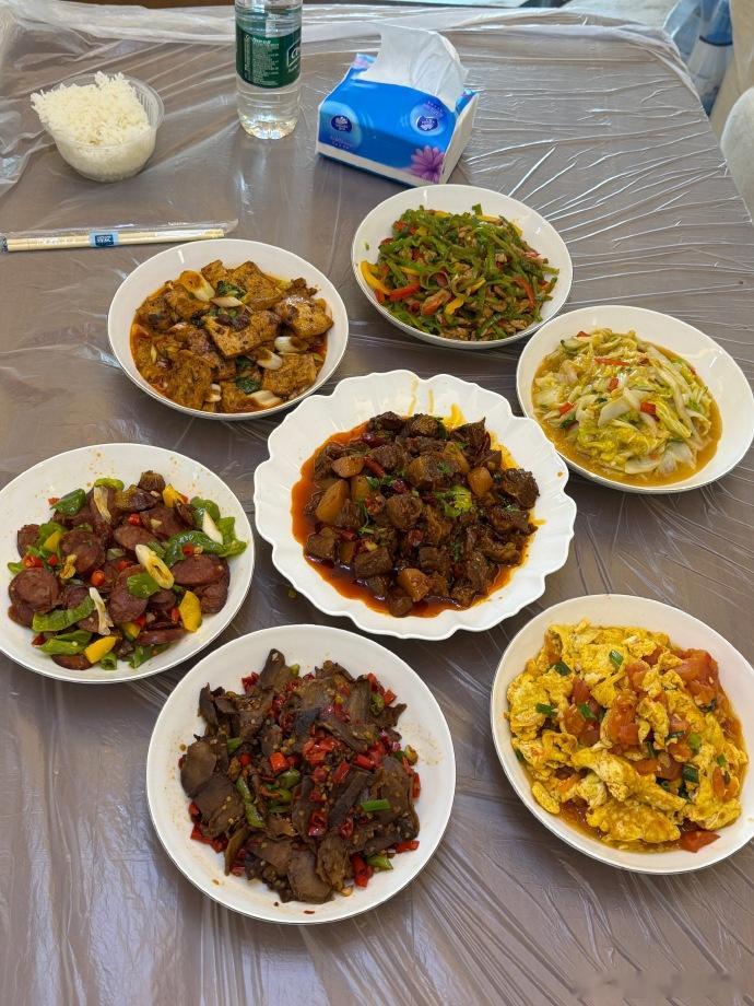 报！食堂今天人巨少，速来！满桌硬菜已就位，干饭人的DNA动了。这波能蹭个饭位吗？