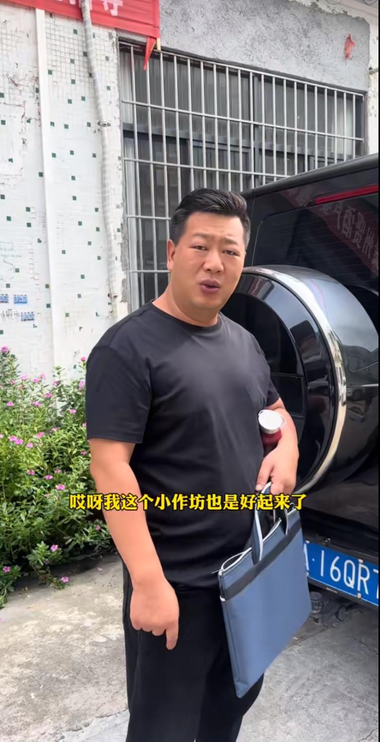 张大炮的女徒弟，太有钱了，开着300多万的奔驰大G越野车G63，直接停在了他的