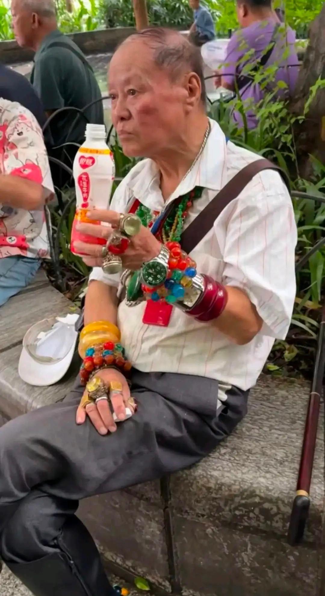 大爷这么会装，骗了多少老太太了​​​