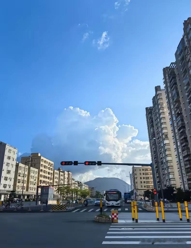 今天就是7月21号了中午十一点到傍晚六点紫外线与气温达到顶峰，大家非必要尽量减