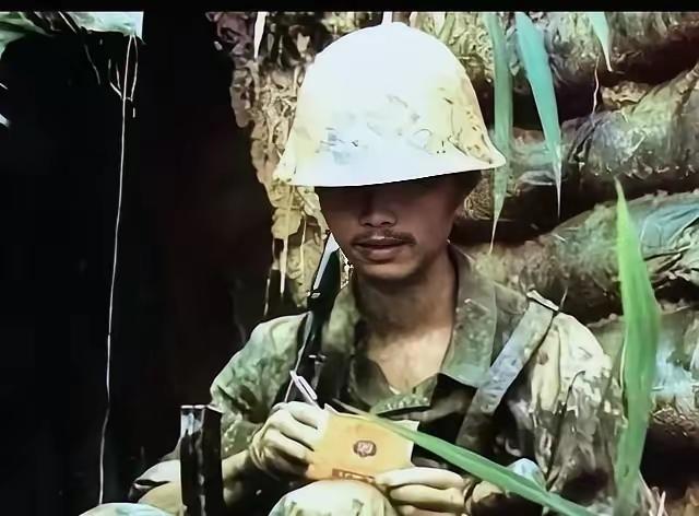 1983年冬天，老山前线猫耳洞内，排长李成虎颤抖着读罢妻子的来信，一拳砸在弹药箱