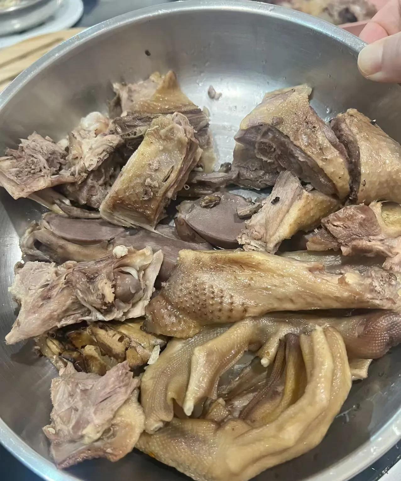 虽然说，我们是做养殖的，采用生态放养的模式来喂养鸡鸭鹅。但实际上在烹饪这块，我还