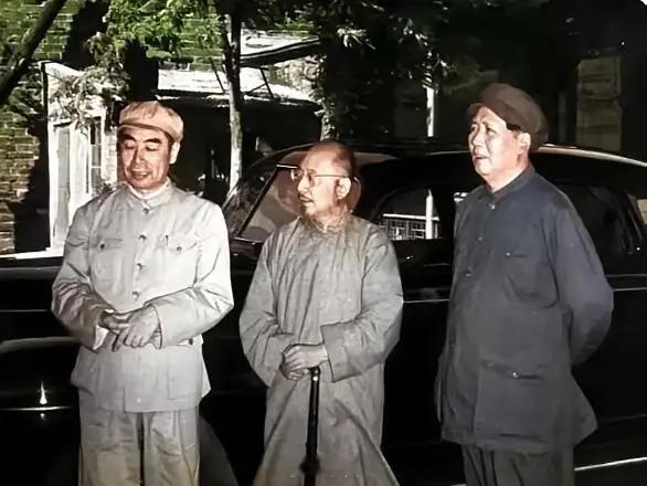 一张罕见合影里，毛主席与周总理笑意盈盈，正同中间的老者亲切交谈、嘘寒问暖。三人举