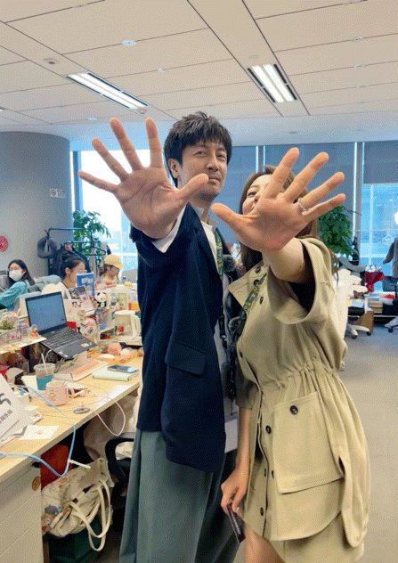 高圆圆张鲁一五连拍都来看我们《绝密较量》！！张鲁一和高圆圆默契五连拍，完全不同风