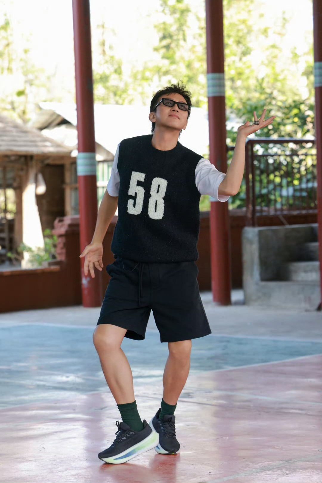 邓超被女生包围了陈赫说邓超凭什么哈哈哈哈哈本来只是刷到邓超的live，结果被陈