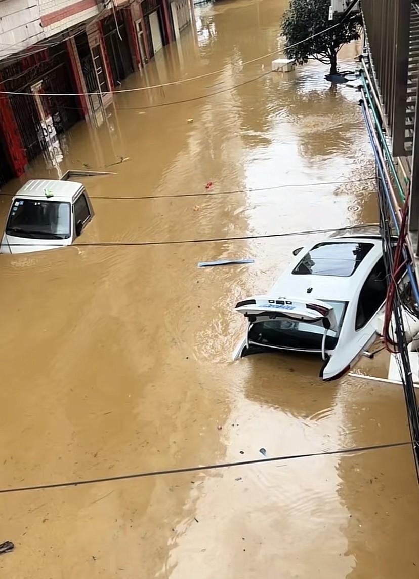 云浮这两天的洪水，浸泡了很多街道和店铺，从没水到一米深的积水，也就半小时的事，试