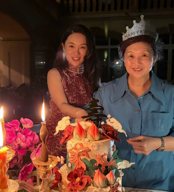 霍思燕和婆婆，引发了网友热议原因是杜江高调发文晒照，祝妈妈70大寿快乐的同时，