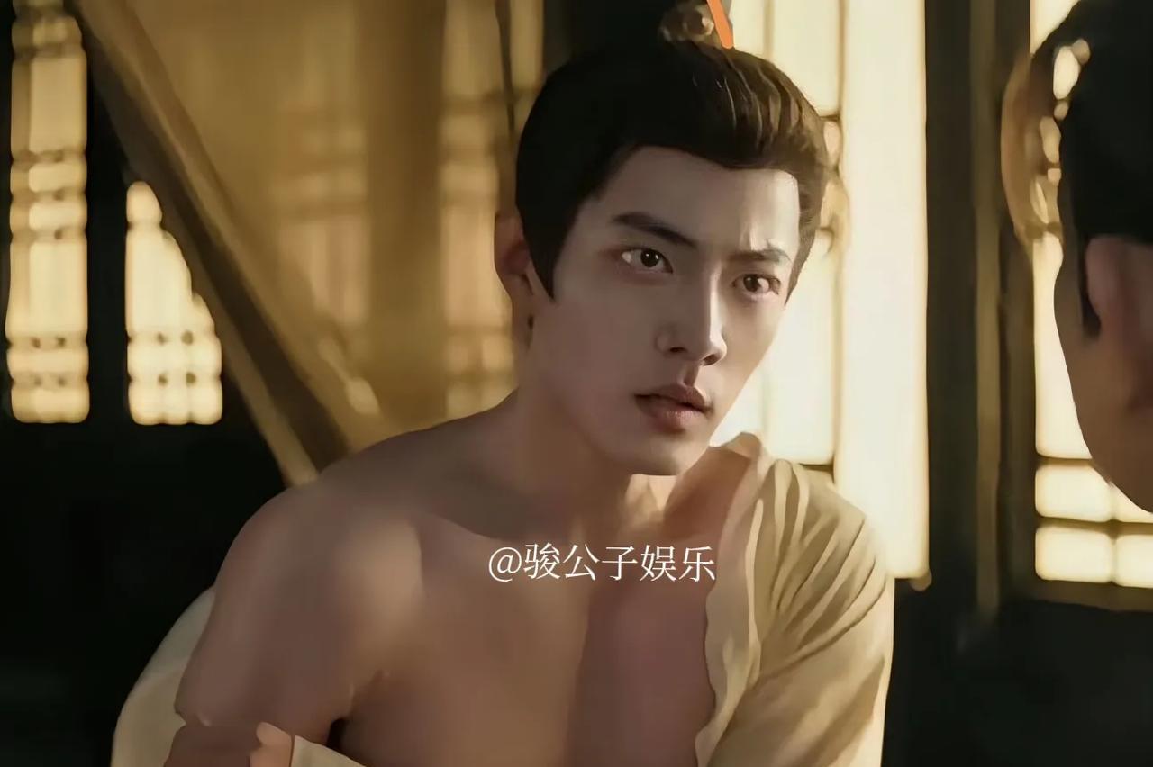 在电视剧《藏海传》中，肖战饰演的角色“藏海”因其身材而引发热议，“蜂腰猿背”这一