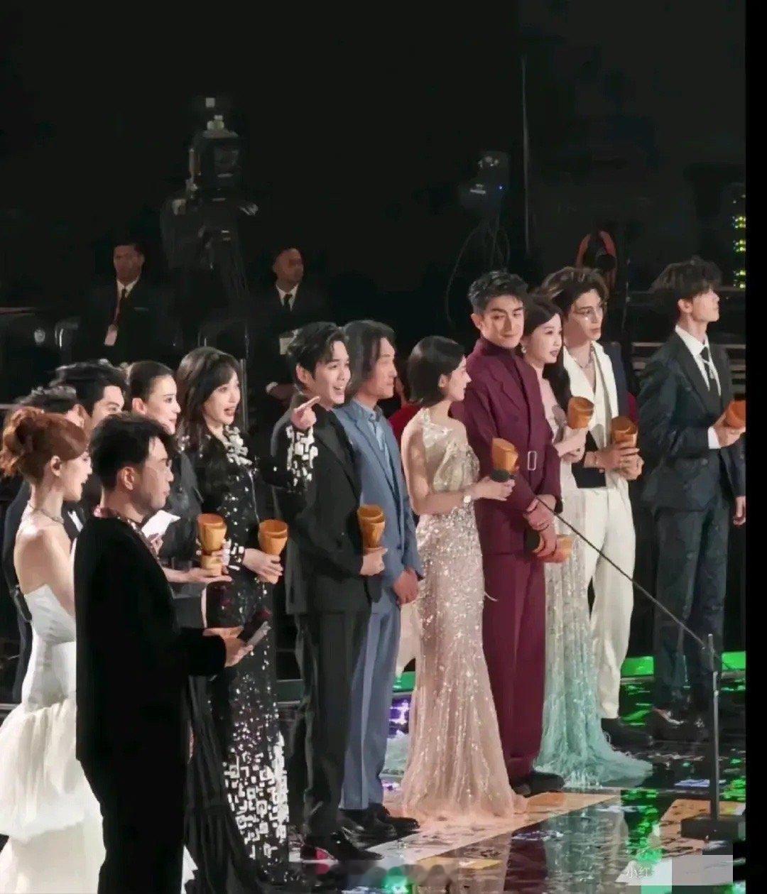 所有人都看前方镜头，只有他的脖子是歪的​​​
