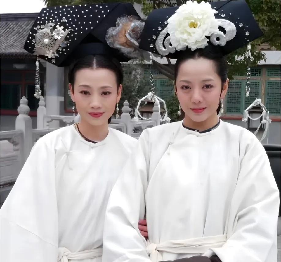 《甄嬛传》里四大爷驾崩那幕，所有嫔妃穿白色素衣都美得不一样，尤其是端妃，这“老公