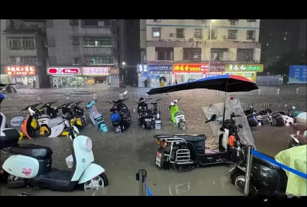 水龙王直接扎根深圳不走了！凌晨五点多开下的大雨，连浇整整八个多小时，到现在