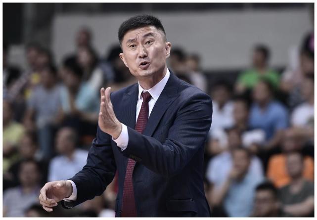 好多球迷要换杜锋换李春江，李春江28年才可以复出，张口就来，现在广东除了2个外援