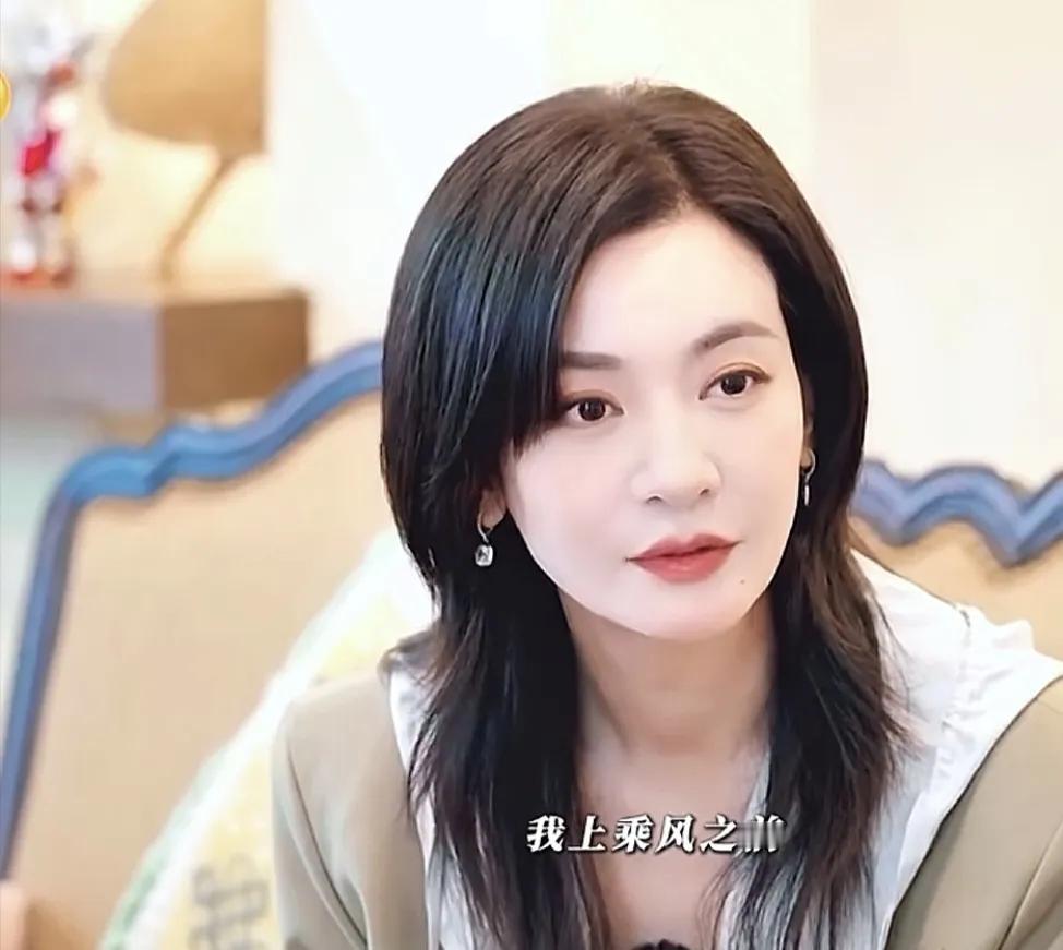 主持人：“平时的工作有那么密吗？”李晟：“没有，我上乘风之前，其实在家时间很