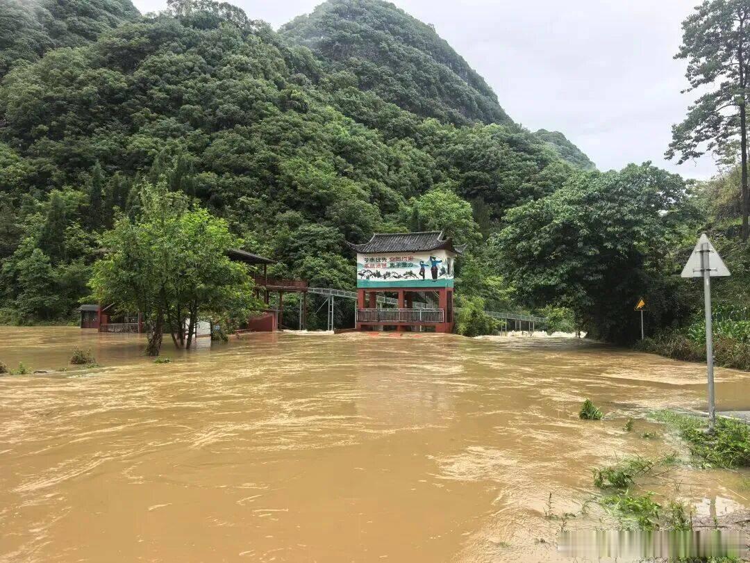 神泉谷景区回应多名游客被困有一年去贵州小七孔就遇到下雨天，虽然我出门前看了