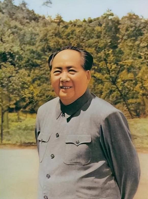 1972年那会儿，日本首相来中国，本来是准备咬着牙谈战争赔款的。这是一笔他们欠我