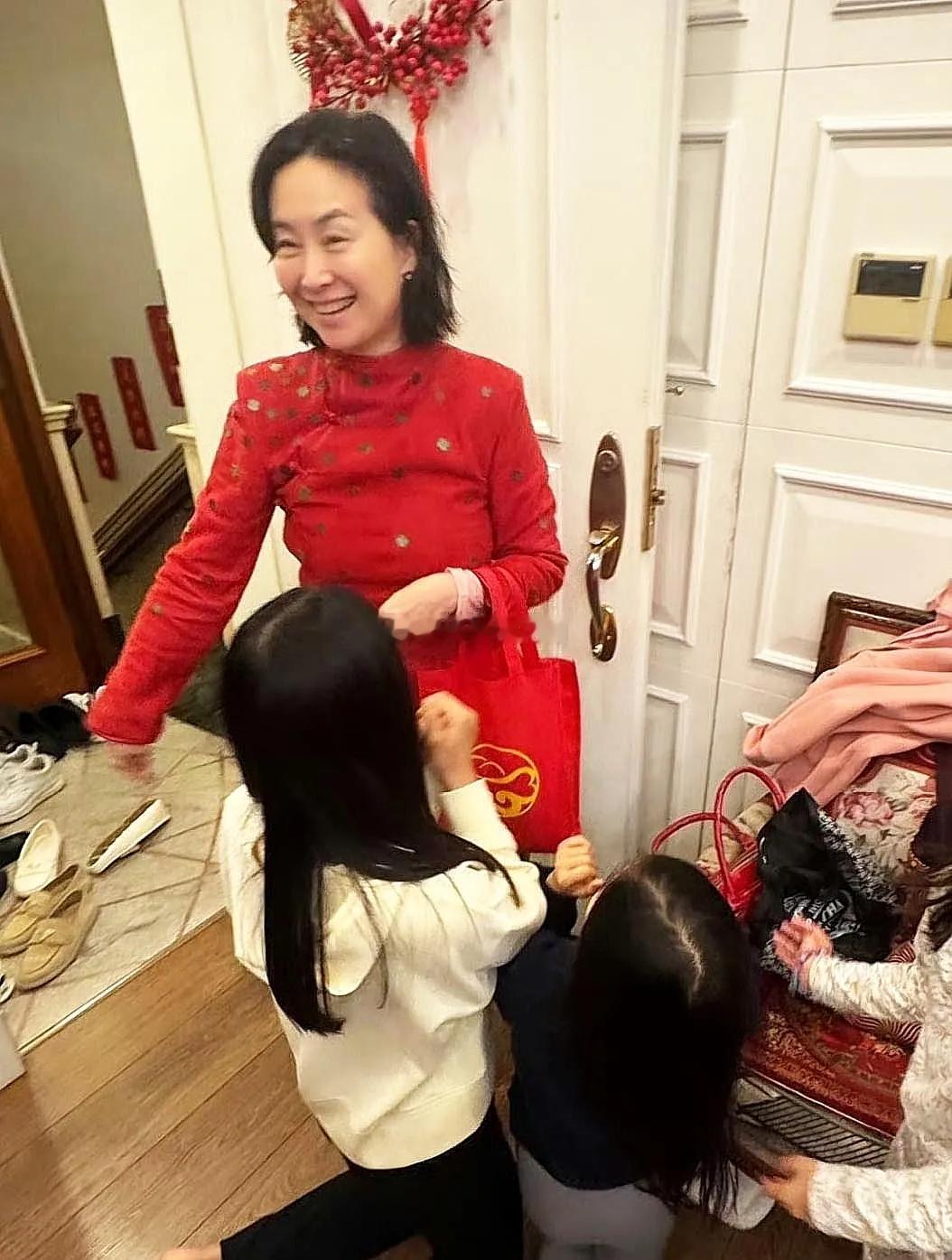 何超琼到干女儿家过年，亲手给孩子们派发红包，画面里满是温馨。她虽没有亲生子女，却