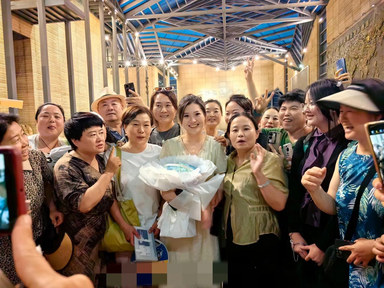 当盼盼也需要配助理的时候，与辉同行的主播真的都跟上来了。在兰知春序直播间连播