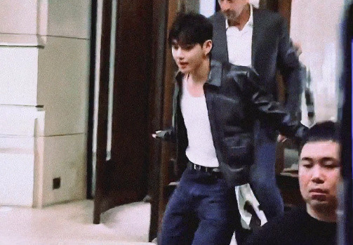 这个金泰亨怎么这样半夜醒来看到能把我帅晕的程度​​​