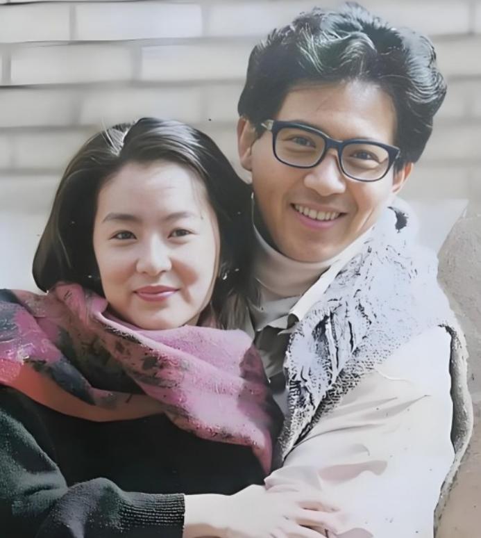 1973年，26岁已婚的秦汉爱上了17岁的林青霞，怀孕8个月的妻子邵乔茵心痛不已