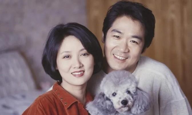 当初张国立因为爱上了邓婕，1988年回家向自己的妻子罗秀春提出离婚，罗秀春听到后