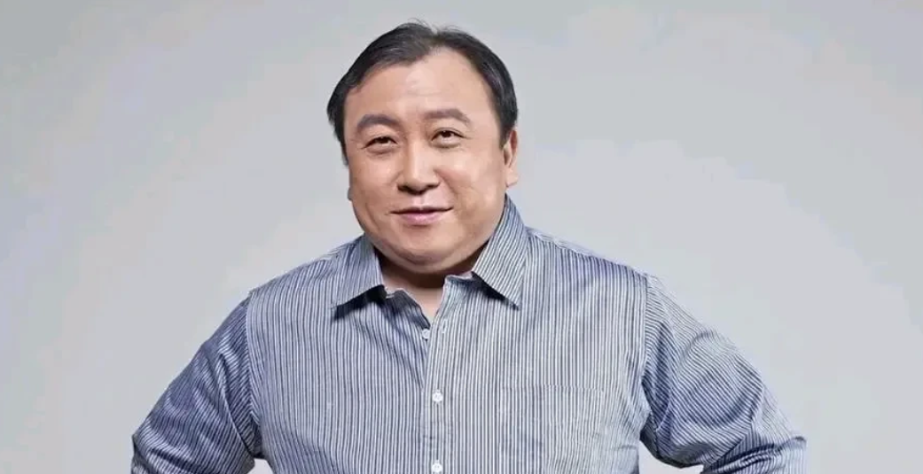 王晶说：在拍《少林足球》时，周星驰和黄一飞打架，当时在大球场，现场几千个群演，黄