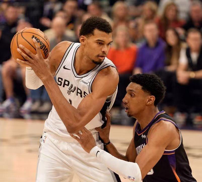 传下去，文班亚马怕夹击。马刺118-130惨负给太阳的比赛中，文班亚马打出了本