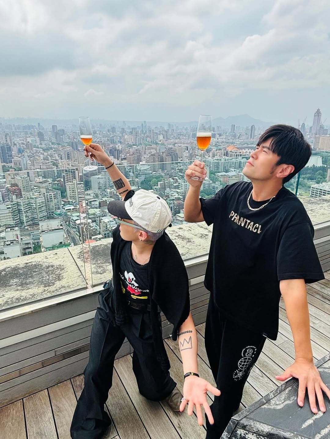 周杰伦晒与权志龙合影权志龙、周杰伦再度同框！GD演唱会后去周董家作客，周杰伦發文