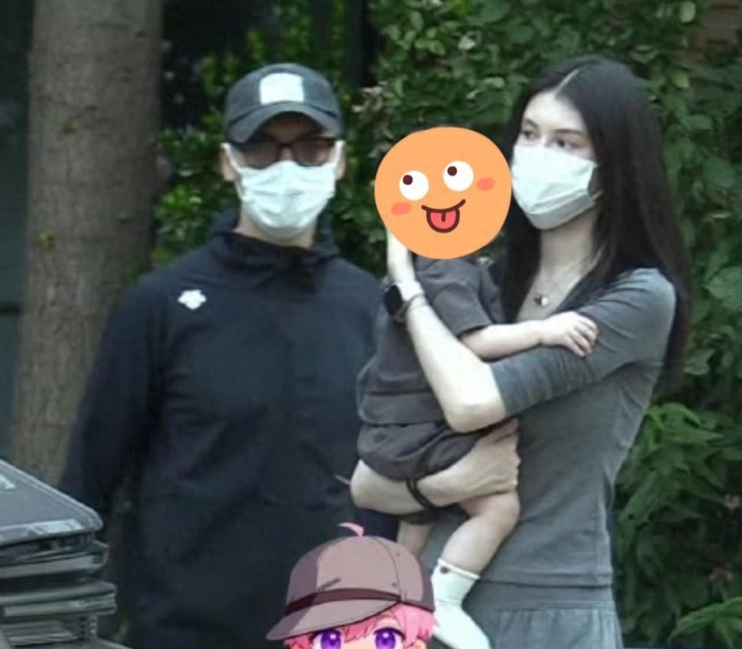 陈伟霆何穗带娃现身医院！孩子冷白皮长腿白到发光，何穗千元包被全网扒同款​​​