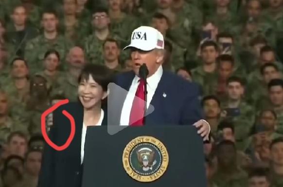 特朗普一把搂住高市草苗，这动作也太夸张了吧！特朗普访问日本，演讲台上，特朗普一