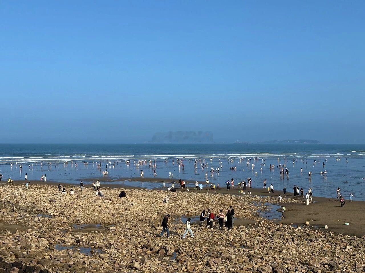 长乐下沙迎客流高峰！入夏以来，气温持续走高，福州新区（长乐区）下沙海滨度假村迎来