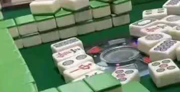 麻将馆的老板娘说。有个女的两个月没有来她家打麻将了。大家都有点儿想她了。