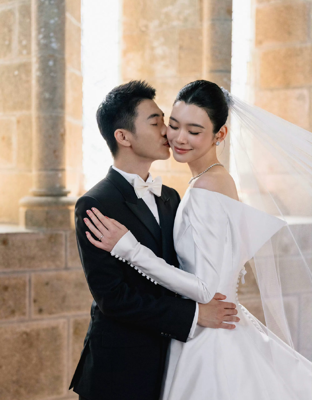 #梁安琪认可儿媳奚梦瑶#奚梦瑶晒婆婆赠送的婚嫁敬茶礼，全身佩戴的22只实心龙凤镯总价值接近300万元