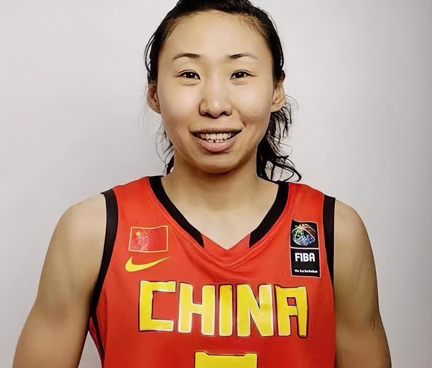 苗立杰的家庭关系如下：父母：苗立杰父母是哈尔滨宾县普通工人，工资微薄，养