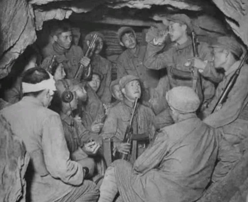 1951年5月27日，180师突围失败，15名战士抢敌军物资挖山洞过冬，在这种艰