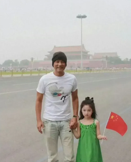 同样两个人，相隔14年。不得不说，小棉袄变成了大美人。