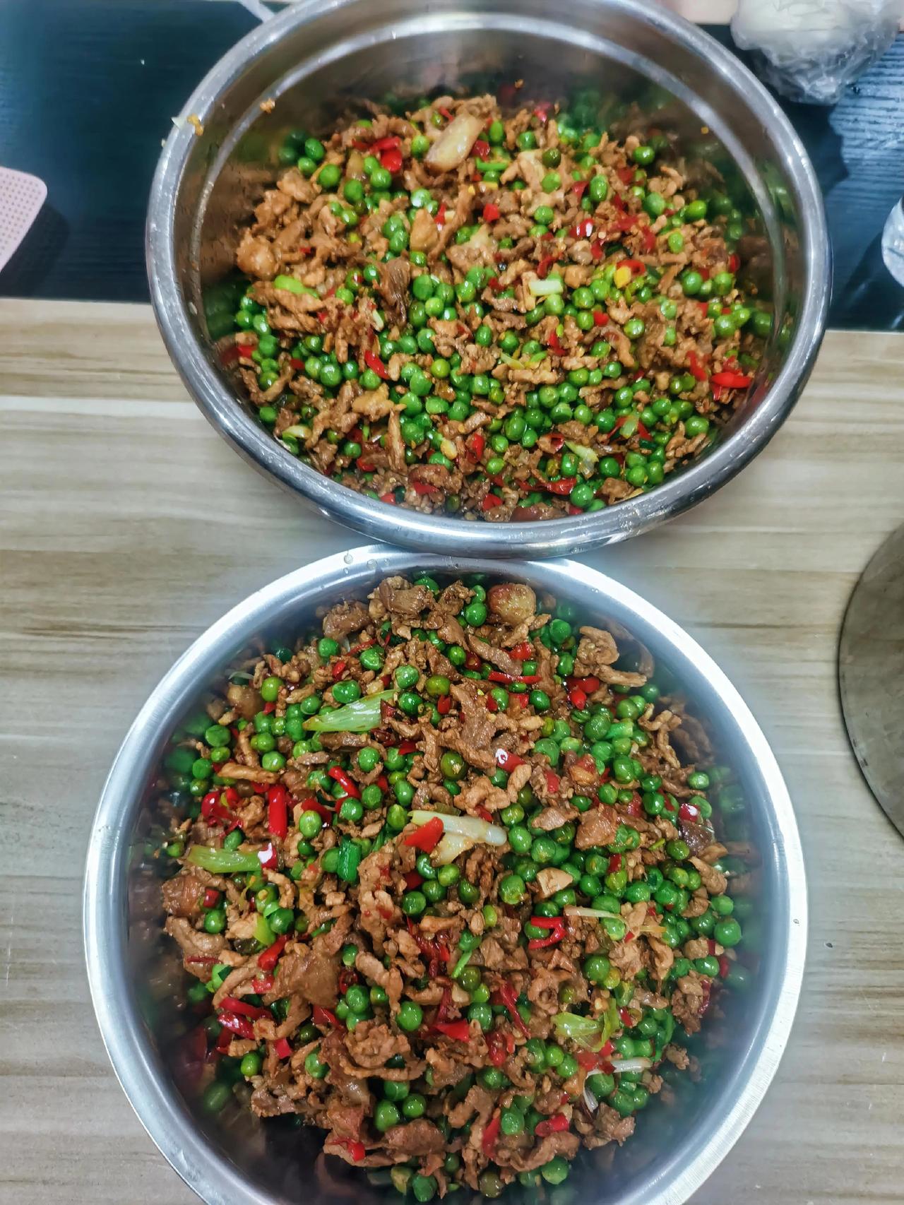 公司食堂家常菜谱：猪肉炒青豆素炒有机花菜冬瓜汤。人人都渴望自由，可生活