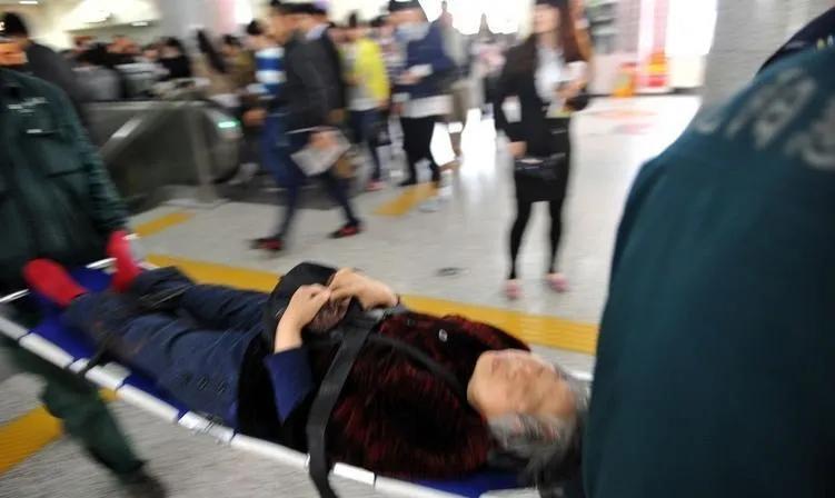 “谁死谁有理？”广东惠州，一大妈逆行，被一顺行男子的拉杆箱绊倒，这一倒不要紧，大