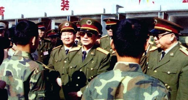 张万年身后的将军是刘精松。他比张万年小5岁，却比张万年升迁还要快。1985年，张