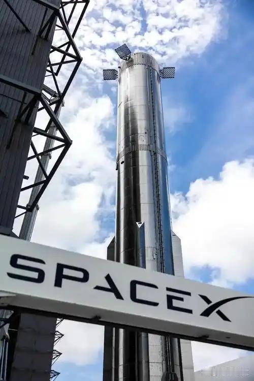 马斯克的SpaceX刚接了个大活儿，不是发射火箭，而是去“杀”国际空间站。花8