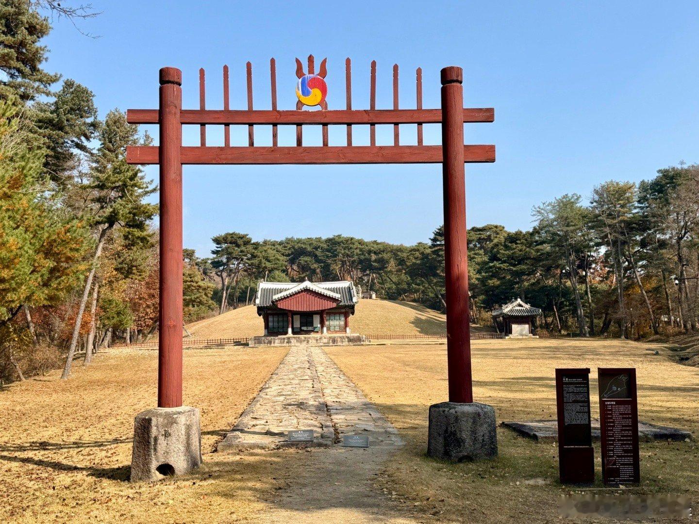 韩国世界遗产“朝鲜王陵”之中宗章敬王后禧陵和哲宗睿陵。这两个陵是高阳西三陵中对外