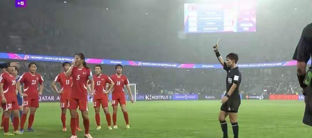 逃过2大处罚！朝鲜女足主帅主动认错，赢东道主=再碰中国女足北京时间3月13日，女