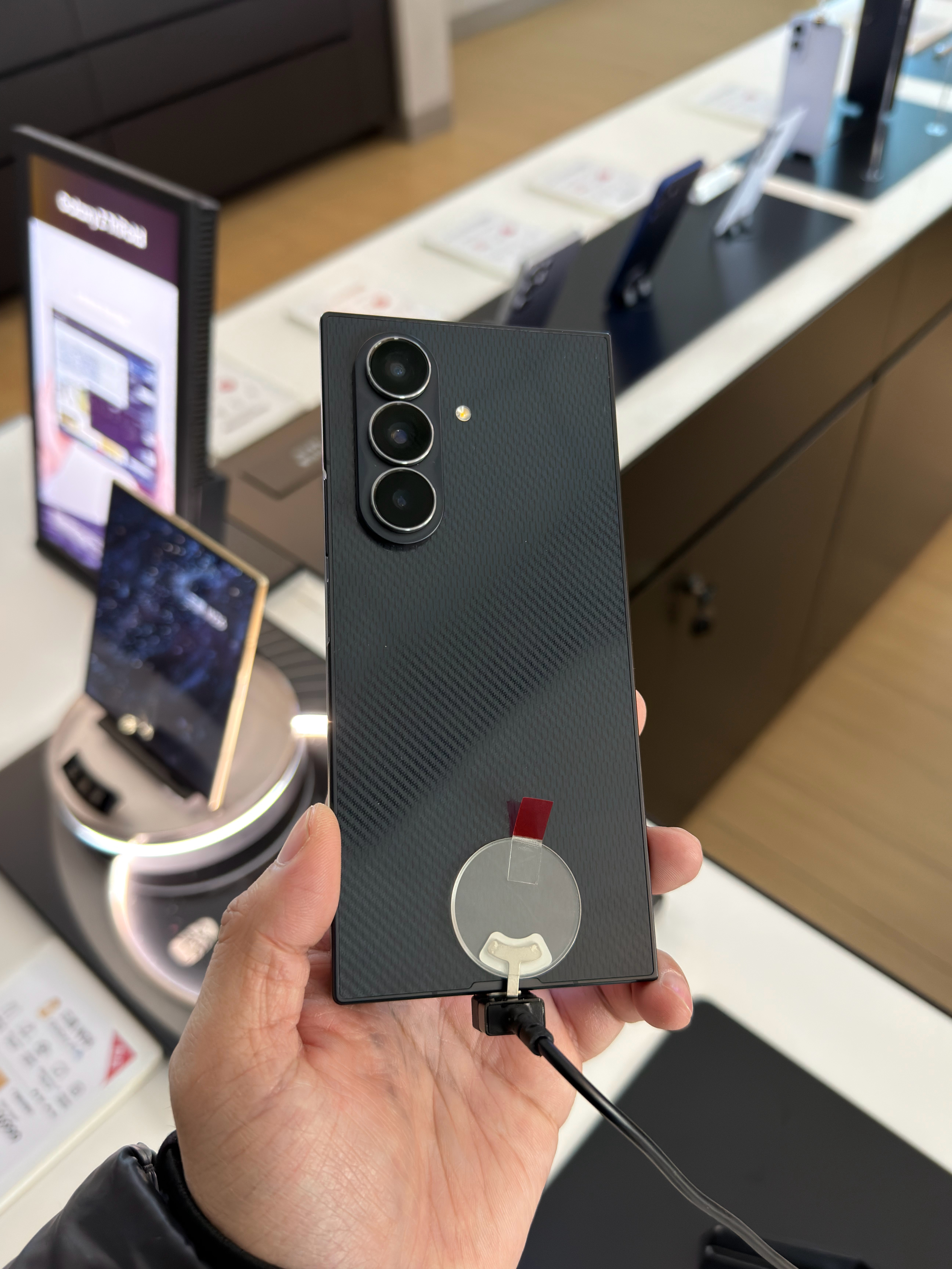 来店里摸一摸GalaxyZTriFold，三星三折叠质感真挺不错的，外面是一