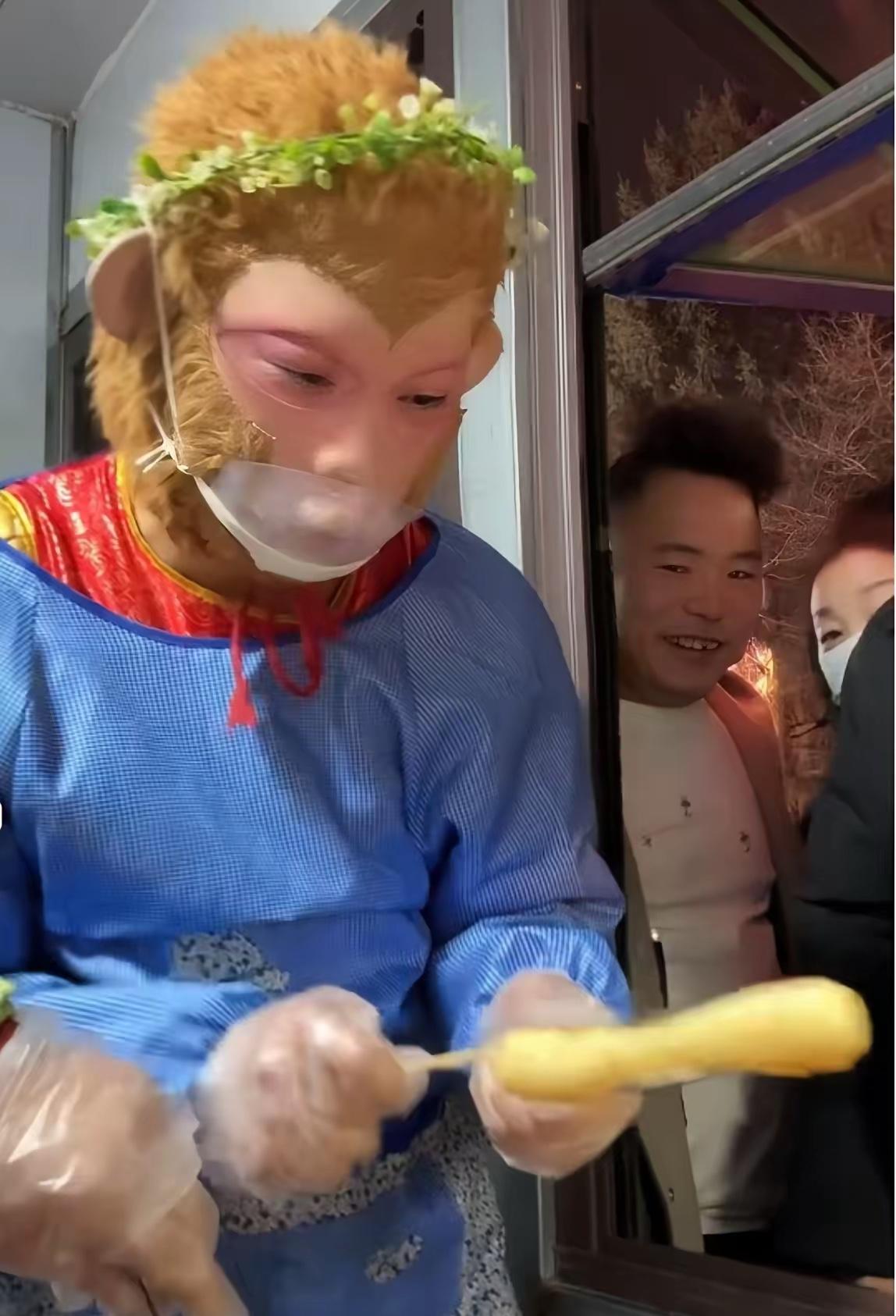 雪饼猴王铁柱不装了，演出结束卖烤肠长春动植物公园的雪饼猴王王铁柱，最近开了家