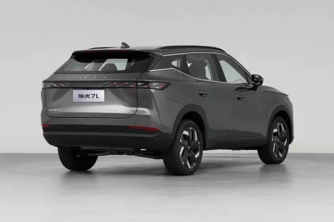 瑞虎7L这升级，明显是奇瑞想在紧凑SUV里再挖一层“大空间”的需求，直接把车身拉