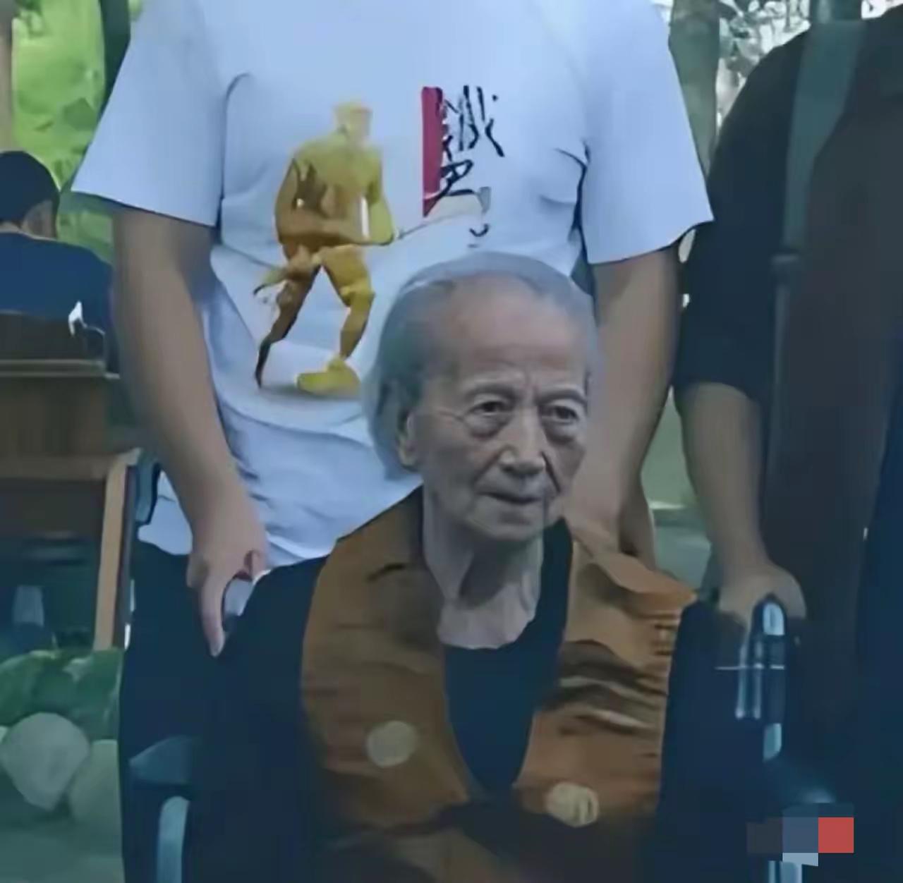 这个坐轮椅在成都墓园哭到浑身发颤的95岁老太，是殉国67年的川军名将王铭章的妻子