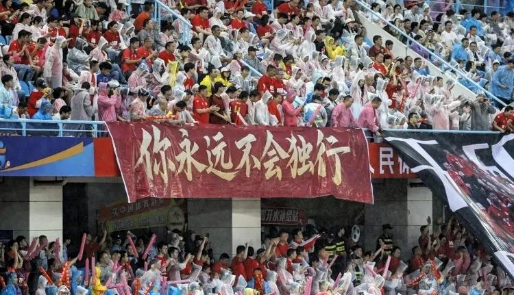 苏超4大怪——1，明明是业余比赛，关注度超出职业联赛！场场座无虚席，一票难求！