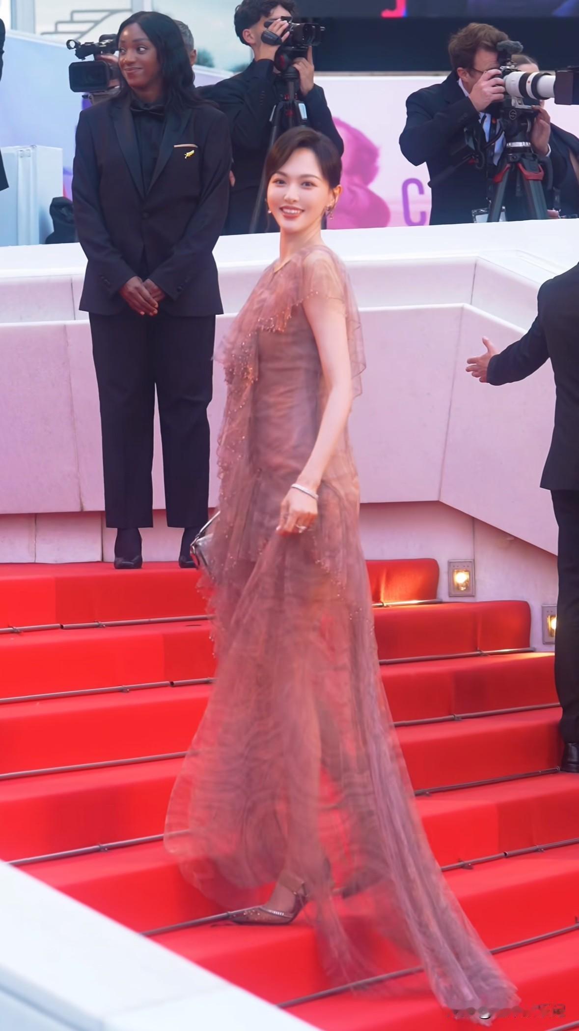 当在线下见到唐嫣真人的那一刻，真的被明星的美貌所征服，气质实在是太好了！